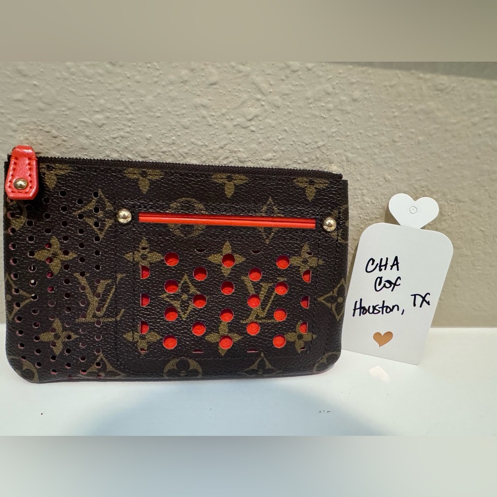LV Perforated Limited Edition Pouch
$550. Excellent Pre-loved Condition